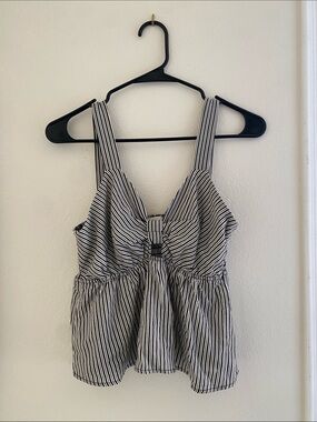 🌼 Monteau Black and White Striped Keyhole Front Top